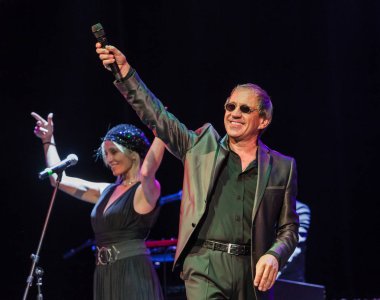 ODESSA, UKRAINE - 4 Kasım 2018: Adriano Celentano 'nun konser performansı. Müzik grubu Adolfo Sebastiani 'nin solisti ünlü şarkıcı Celentano. Haraç Şovu Celentano. İtalyan pop efsanesi