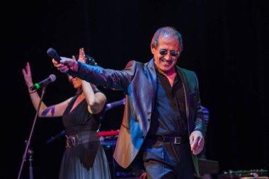 ODESSA, UKRAINE - 4 Kasım 2018: Adriano Celentano 'nun konser performansı. Müzik grubu Adolfo Sebastiani 'nin solisti ünlü şarkıcı Celentano. Haraç Şovu Celentano. İtalyan pop efsanesi