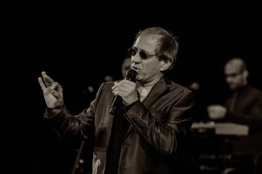 ODESSA, UKRAINE - 4 Kasım 2018: Adriano Celentano 'nun konser performansı. Müzik grubu Adolfo Sebastiani 'nin solisti ünlü şarkıcı Celentano. Haraç Şovu Celentano. İtalyan pop efsanesi