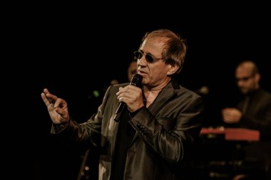 ODESSA, UKRAINE - 4 Kasım 2018: Adriano Celentano 'nun konser performansı. Müzik grubu Adolfo Sebastiani 'nin solisti ünlü şarkıcı Celentano. Haraç Şovu Celentano. İtalyan pop efsanesi