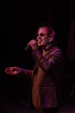 ODESSA, UKRAINE - 4 Kasım 2018: Adriano Celentano 'nun konser performansı. Müzik grubu Adolfo Sebastiani 'nin solisti ünlü şarkıcı Celentano. Haraç Şovu Celentano. İtalyan pop efsanesi