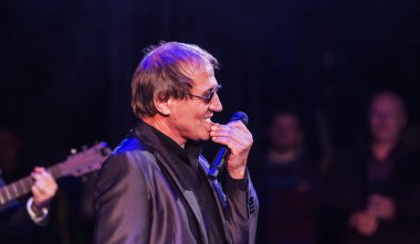 ODESSA, UKRAINE - 4 Kasım 2018: Adriano Celentano 'nun konser performansı. Müzik grubu Adolfo Sebastiani 'nin solisti ünlü şarkıcı Celentano. Haraç Şovu Celentano. İtalyan pop efsanesi