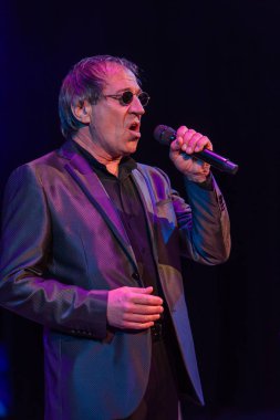 ODESSA, UKRAINE - 4 Kasım 2018: Adriano Celentano 'nun konser performansı. Müzik grubu Adolfo Sebastiani 'nin solisti ünlü şarkıcı Celentano. Haraç Şovu Celentano. İtalyan pop efsanesi