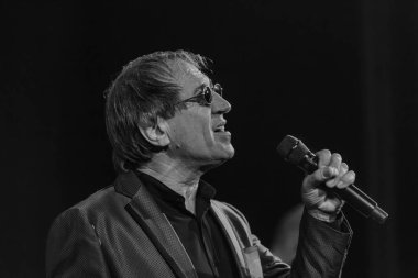 ODESSA, UKRAINE - 4 Kasım 2018: Adriano Celentano 'nun konser performansı. Müzik grubu Adolfo Sebastiani 'nin solisti ünlü şarkıcı Celentano. Haraç Şovu Celentano. İtalyan pop efsanesi
