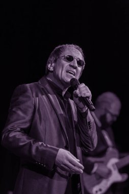 ODESSA, UKRAINE - 4 Kasım 2018: Adriano Celentano 'nun konser performansı. Müzik grubu Adolfo Sebastiani 'nin solisti ünlü şarkıcı Celentano. Haraç Şovu Celentano. İtalyan pop efsanesi