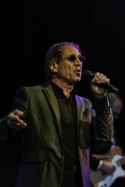 ODESSA, UKRAINE - 4 Kasım 2018: Adriano Celentano 'nun konser performansı. Müzik grubu Adolfo Sebastiani 'nin solisti ünlü şarkıcı Celentano. Haraç Şovu Celentano. İtalyan pop efsanesi