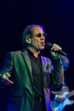 ODESSA, UKRAINE - 4 Kasım 2018: Adriano Celentano 'nun konser performansı. Müzik grubu Adolfo Sebastiani 'nin solisti ünlü şarkıcı Celentano. Haraç Şovu Celentano. İtalyan pop efsanesi
