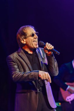 ODESSA, UKRAINE - 4 Kasım 2018: Adriano Celentano 'nun konser performansı. Müzik grubu Adolfo Sebastiani 'nin solisti ünlü şarkıcı Celentano. Haraç Şovu Celentano. İtalyan pop efsanesi