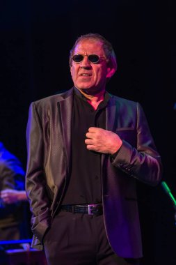 ODESSA, UKRAINE - 4 Kasım 2018: Adriano Celentano 'nun konser performansı. Müzik grubu Adolfo Sebastiani 'nin solisti ünlü şarkıcı Celentano. Haraç Şovu Celentano. İtalyan pop efsanesi