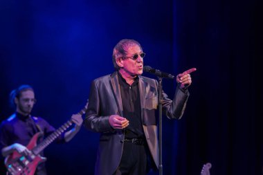 ODESSA, UKRAINE - 4 Kasım 2018: Adriano Celentano 'nun konser performansı. Müzik grubu Adolfo Sebastiani 'nin solisti ünlü şarkıcı Celentano. Haraç Şovu Celentano. İtalyan pop efsanesi