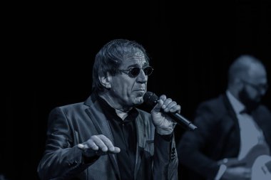ODESSA, UKRAINE - 4 Kasım 2018: Adriano Celentano 'nun konser performansı. Müzik grubu Adolfo Sebastiani 'nin solisti ünlü şarkıcı Celentano. Haraç Şovu Celentano. İtalyan pop efsanesi