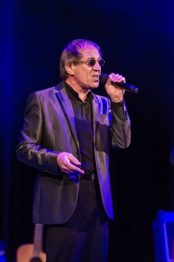 ODESSA, UKRAINE - 4 Kasım 2018: Adriano Celentano 'nun konser performansı. Müzik grubu Adolfo Sebastiani 'nin solisti ünlü şarkıcı Celentano. Haraç Şovu Celentano. İtalyan pop efsanesi