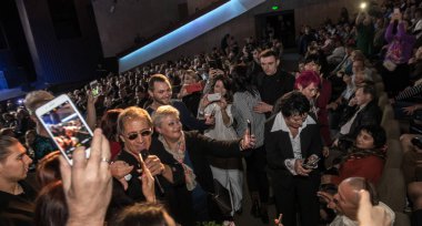 ODESSA, UKRAINE - 4 Kasım 2018: Adriano Celentano 'nun konser performansı. Müzik grubu Adolfo Sebastiani 'nin solisti ünlü şarkıcı Celentano. Haraç Şovu Celentano. İtalyan pop efsanesi