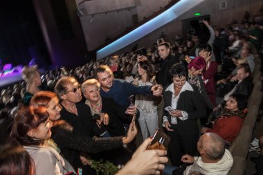 ODESSA, UKRAINE - 4 Kasım 2018: Adriano Celentano 'nun konser performansı. Müzik grubu Adolfo Sebastiani 'nin solisti ünlü şarkıcı Celentano. Haraç Şovu Celentano. İtalyan pop efsanesi