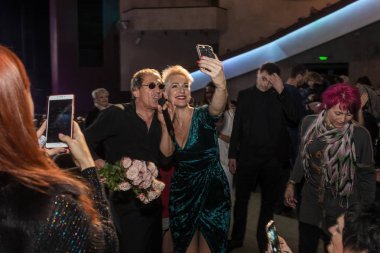 ODESSA, UKRAINE - 4 Kasım 2018: Adriano Celentano 'nun konser performansı. Müzik grubu Adolfo Sebastiani 'nin solisti ünlü şarkıcı Celentano. Haraç Şovu Celentano. İtalyan pop efsanesi