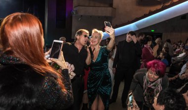 ODESSA, UKRAINE - 4 Kasım 2018: Adriano Celentano 'nun konser performansı. Müzik grubu Adolfo Sebastiani 'nin solisti ünlü şarkıcı Celentano. Haraç Şovu Celentano. İtalyan pop efsanesi