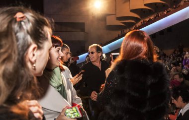 ODESSA, UKRAINE - 4 Kasım 2018: Adriano Celentano 'nun konser performansı. Müzik grubu Adolfo Sebastiani 'nin solisti ünlü şarkıcı Celentano. Haraç Şovu Celentano. İtalyan pop efsanesi