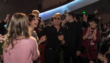 ODESSA, UKRAINE - 4 Kasım 2018: Adriano Celentano 'nun konser performansı. Müzik grubu Adolfo Sebastiani 'nin solisti ünlü şarkıcı Celentano. Haraç Şovu Celentano. İtalyan pop efsanesi