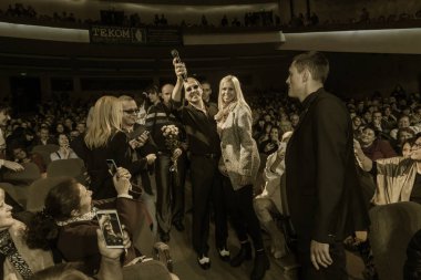 ODESSA, UKRAINE - 4 Kasım 2018: Adriano Celentano 'nun konser performansı. Müzik grubu Adolfo Sebastiani 'nin solisti ünlü şarkıcı Celentano. Haraç Şovu Celentano. İtalyan pop efsanesi