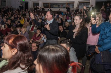 Odessa, Ukrayna - 4 Kasım 2018: Büyük kalabalık ve zevki Tiyatrosu'nda konser Celentano haraç yaratıcı ışık ve müzik gösterisi sırasında. Partinin kulüp neşeli parlak gösteri