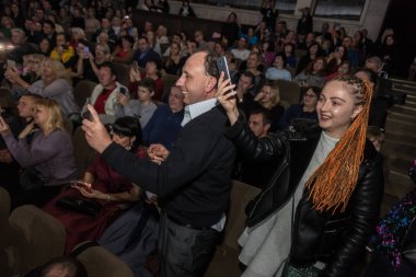 Odessa, Ukrayna - 4 Kasım 2018: Büyük kalabalık ve zevki Tiyatrosu'nda konser Celentano haraç yaratıcı ışık ve müzik gösterisi sırasında. Partinin kulüp neşeli parlak gösteri