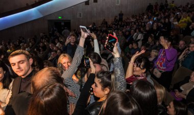 Odessa, Ukrayna - 4 Kasım 2018: Büyük kalabalık ve zevki Tiyatrosu'nda konser Celentano haraç yaratıcı ışık ve müzik gösterisi sırasında. Partinin kulüp neşeli parlak gösteri