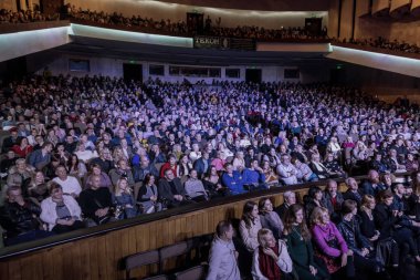 Odessa, Ukrayna - 4 Kasım 2018: Büyük kalabalık ve zevki Tiyatrosu'nda konser Celentano haraç yaratıcı ışık ve müzik gösterisi sırasında. Partinin kulüp neşeli parlak gösteri