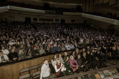 Odessa, Ukrayna - 4 Kasım 2018: Büyük kalabalık ve zevki Tiyatrosu'nda konser Celentano haraç yaratıcı ışık ve müzik gösterisi sırasında. Partinin kulüp neşeli parlak gösteri