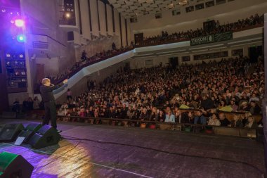 Odessa, Ukrayna - 4 Kasım 2018: Büyük kalabalık ve zevki Tiyatrosu'nda konser Celentano haraç yaratıcı ışık ve müzik gösterisi sırasında. Partinin kulüp neşeli parlak gösteri