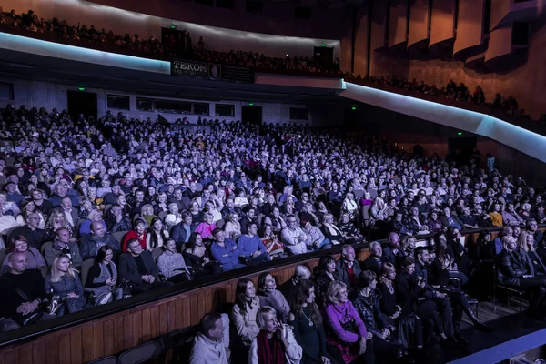 Odessa Ukraina November 2018 Kerumunan Besar Penonton Dengan Kesenangan Teater — Stok Foto