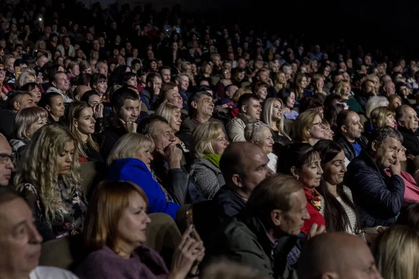 オデッサ ウクライナ 2018 コンサート チェレンターノ トリビュート創造的な光と音楽のショーの実行中に 映画館での喜びと観客の大観衆 陽気な明るいショー パーティー クラブ — ストック写真