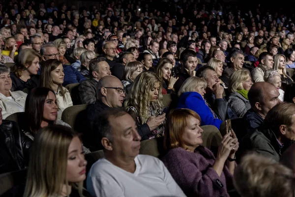 Odessa Ukraina November 2018 Stor Skara Åskådare Med Nöje Teatern — Stockfoto