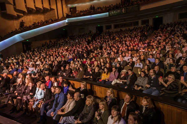 Odessa Ukraina November 2018 Kerumunan Besar Penonton Dengan Kesenangan Teater — Stok Foto