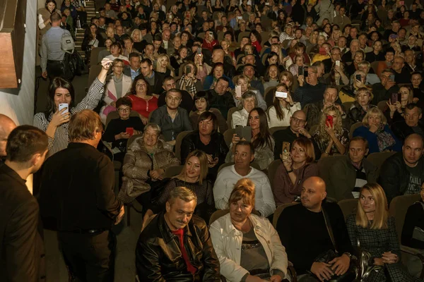 乌克兰奥德萨 2018年11月4日 在一场创造性的灯光和音乐表演中 大批观众在戏剧中享受着乐趣 在音乐会上 塞伦塔诺致敬 在派对俱乐部里愉快的精彩表演 — 图库照片
