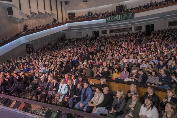 Odessa Ukraina November 2018 Kerumunan Besar Penonton Dengan Kesenangan Teater — Stok Foto