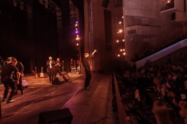 Odessa, Ukrayna - 4 Kasım 2018: Müzik grubu, yaratıcı ışık sırasında ve müzikal sahnede Celentano göstermek için takım haraç caz grupları göster. Partinin kulüp neşeli parlak gösteri