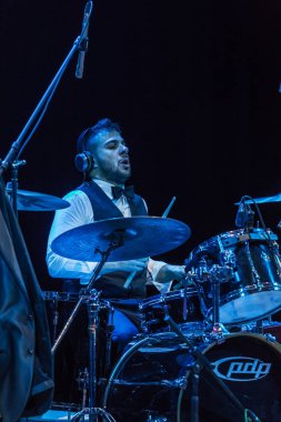 Odessa, Ukrayna - 4 Kasım 2018: Müzik grubu, yaratıcı ışık sırasında ve müzikal sahnede Celentano göstermek için takım haraç caz grupları göster. Partinin kulüp neşeli parlak gösteri