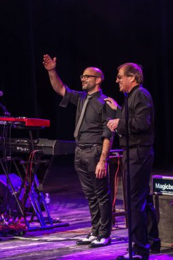 Odessa, Ukrayna - 4 Kasım 2018: Müzik grubu, yaratıcı ışık sırasında ve müzikal sahnede Celentano göstermek için takım haraç caz grupları göster. Partinin kulüp neşeli parlak gösteri