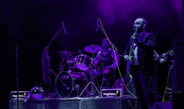 Odessa, Ukrayna - 4 Kasım 2018: Müzik grubu, yaratıcı ışık sırasında ve müzikal sahnede Celentano göstermek için takım haraç caz grupları göster. Partinin kulüp neşeli parlak gösteri