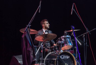 Odessa, Ukrayna - 4 Kasım 2018: Müzik grubu, yaratıcı ışık sırasında ve müzikal sahnede Celentano göstermek için takım haraç caz grupları göster. Partinin kulüp neşeli parlak gösteri