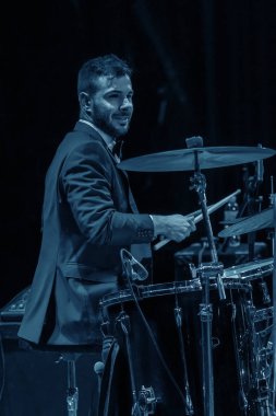 Odessa, Ukrayna - 4 Kasım 2018: Müzik grubu, yaratıcı ışık sırasında ve müzikal sahnede Celentano göstermek için takım haraç caz grupları göster. Partinin kulüp neşeli parlak gösteri