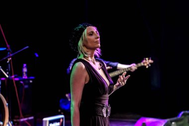 Odessa, Ukrayna - 4 Kasım 2018: Müzik grubu, yaratıcı ışık sırasında ve müzikal sahnede Celentano göstermek için takım haraç caz grupları göster. Partinin kulüp neşeli parlak gösteri