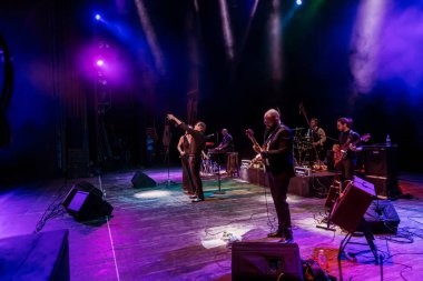 Odessa, Ukrayna - 4 Kasım 2018: Müzik grubu, yaratıcı ışık sırasında ve müzikal sahnede Celentano göstermek için takım haraç caz grupları göster. Partinin kulüp neşeli parlak gösteri