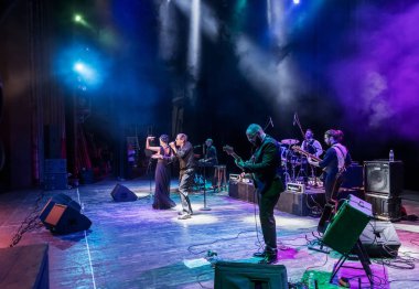 Odessa, Ukrayna - 4 Kasım 2018: Müzik grubu, yaratıcı ışık sırasında ve müzikal sahnede Celentano göstermek için takım haraç caz grupları göster. Partinin kulüp neşeli parlak gösteri