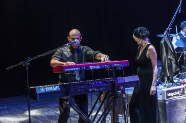 Odessa, Ukrayna - 4 Kasım 2018: Müzik grubu, yaratıcı ışık sırasında ve müzikal sahnede Celentano göstermek için takım haraç caz grupları göster. Partinin kulüp neşeli parlak gösteri