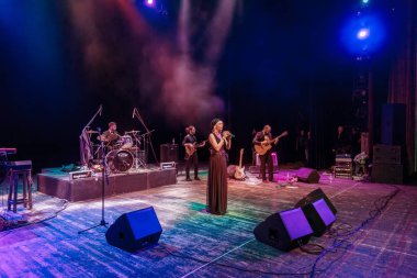 Odessa, Ukrayna - 4 Kasım 2018: Müzik grubu, yaratıcı ışık sırasında ve müzikal sahnede Celentano göstermek için takım haraç caz grupları göster. Partinin kulüp neşeli parlak gösteri