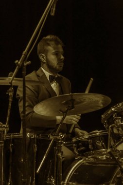 Odessa, Ukrayna - 4 Kasım 2018: Müzik grubu, yaratıcı ışık sırasında ve müzikal sahnede Celentano göstermek için takım haraç caz grupları göster. Partinin kulüp neşeli parlak gösteri