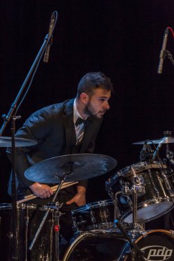 Odessa, Ukrayna - 4 Kasım 2018: Müzik grubu, yaratıcı ışık sırasında ve müzikal sahnede Celentano göstermek için takım haraç caz grupları göster. Partinin kulüp neşeli parlak gösteri