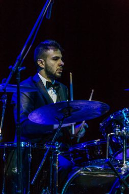 Odessa, Ukrayna - 4 Kasım 2018: Müzik grubu, yaratıcı ışık sırasında ve müzikal sahnede Celentano göstermek için takım haraç caz grupları göster. Partinin kulüp neşeli parlak gösteri