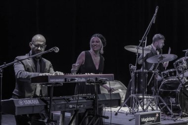 Odessa, Ukrayna - 4 Kasım 2018: Müzik grubu, yaratıcı ışık sırasında ve müzikal sahnede Celentano göstermek için takım haraç caz grupları göster. Partinin kulüp neşeli parlak gösteri